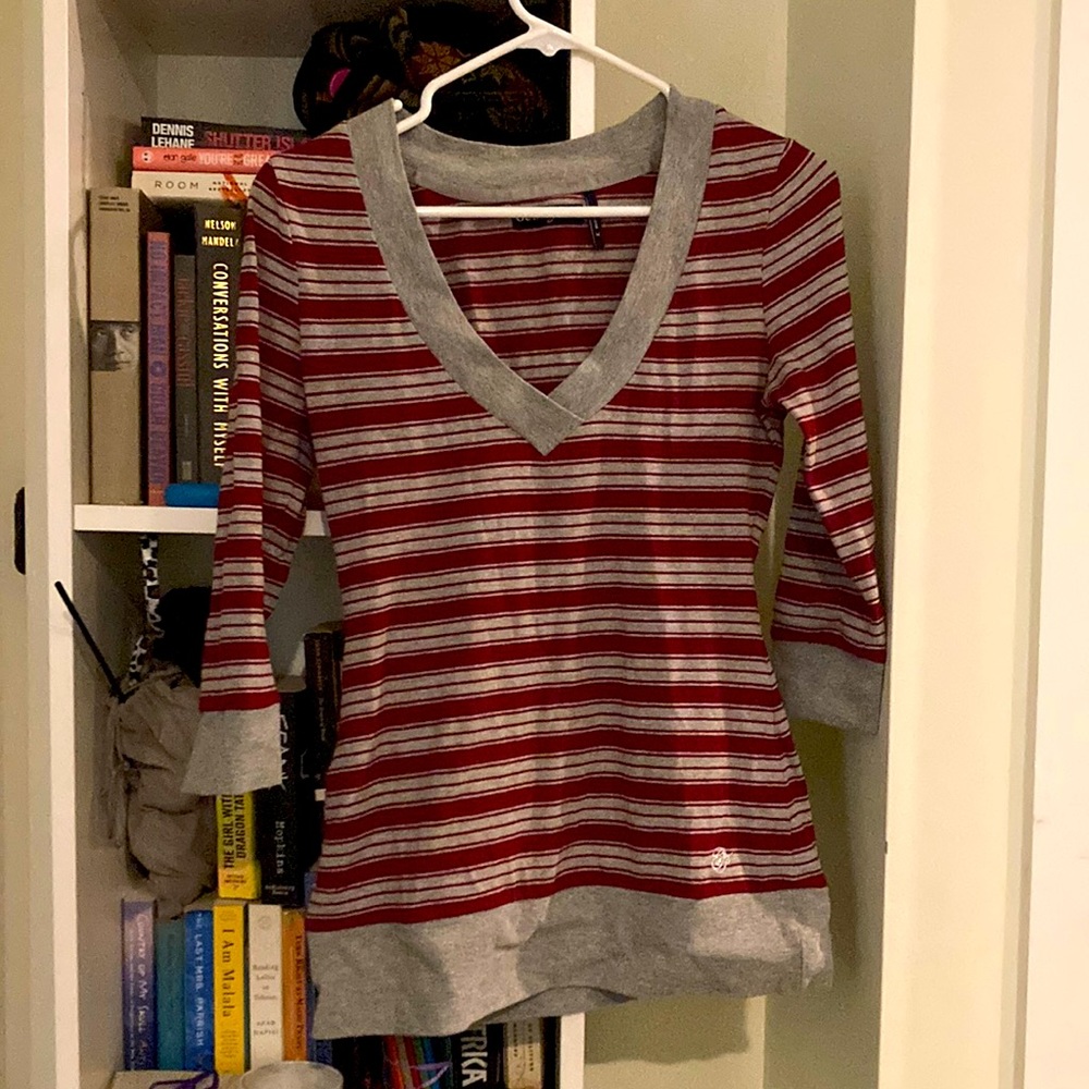 Guess Fitted V Neck stop